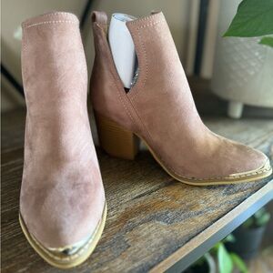 Mi.iM ankle boots w/gold toe.